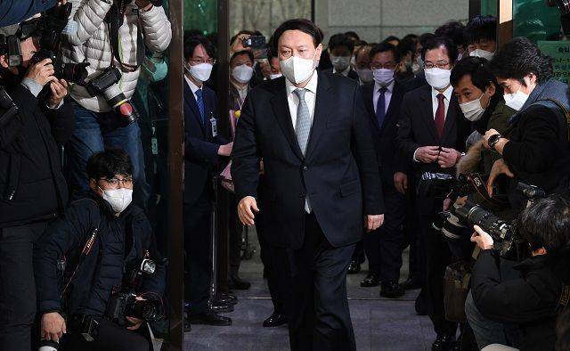 윤석열 검찰총장이 지난 3월 오후 서울 서초구 대검찰청 청사를 나서고 있다. ⓒ데일리안 류영주 기자