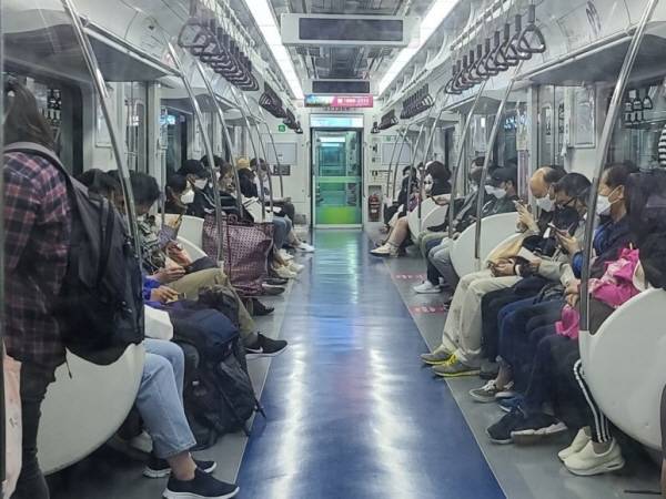 무료 신문 대신 승객들 손에 스마트폰이 들려 있다.