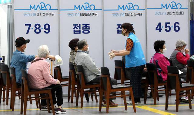 21일 서울 마포구 코로나19 예방접종센터에서 어르신들이 백신 접종 전 안내를 받으며 대기하고 있다. 뉴스1