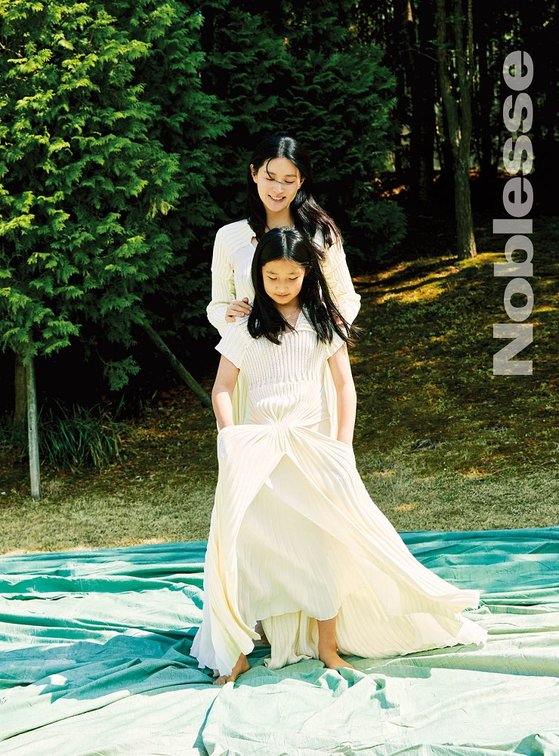 Actress Lee Yeong-aes picture was released in the June issue of Magazine Noblesse.In this picture, Lee Yeong-ae showed various charms under the theme of Beautiful harmony with nature.In the picture that was held at the Munhori house of Yangpyeong station, the ECCO leader who was ahead of the times was shown in nature, and the meeting with nature and art was attempted and captured the Sight with a visual like a wide range of art works.More pictorials by Lee Yeong-ae can be found in the June issue of Noblesse.