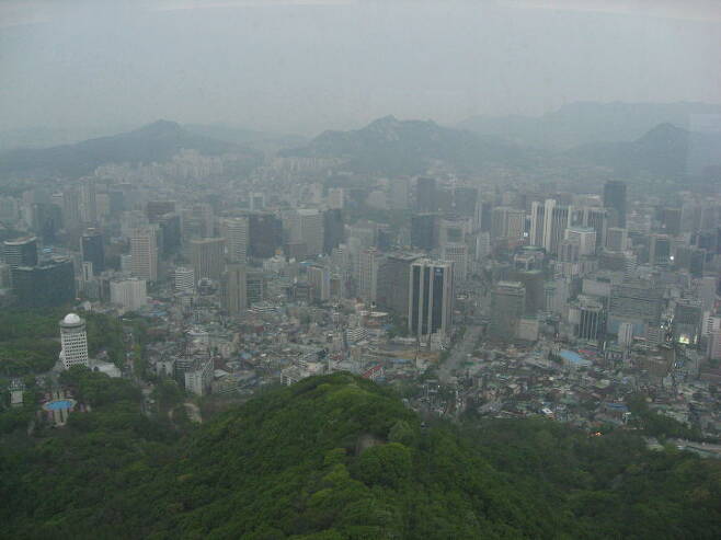 출처: By taylorandayumi (N'Seoul Tower ,Flickr) [CC BY 2.0 (http://creativecommons.org/licenses/by/2.0)], via Wikimedia Commons