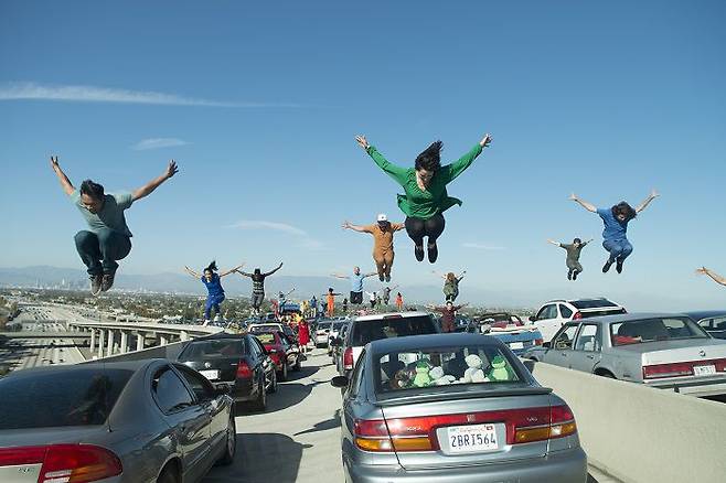 출처: 오프닝 시퀀스는 3개월 동안 연습해 3주 이상 LA 고속도로에서 촬영했다. 사진 판씨네마