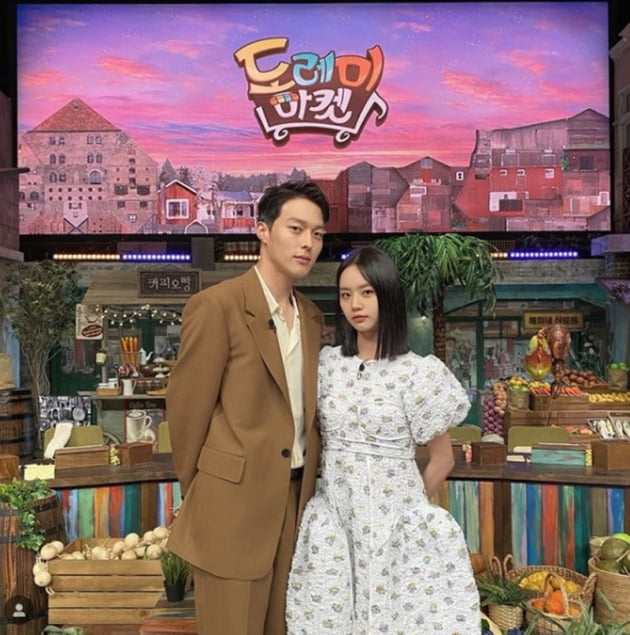 Hyeri stars as a guest on Amazing SaturdayOn the 22nd, Hyeri posted a picture on his instagram with an article entitled D - 4!!!!! Meet me first at Amazing Saturday.In the public photos, there is a picture of actor Jang Ki-yong and Hyeri in the background of TVN Amazing Saturday - Doremi Market set.The two people are attracted to the atmosphere with a friendly atmosphere.Hyeri was a member of the first year of Amazing Saturday and got off in November last year. Since then, she appeared on the set in March and showed Nice.Meanwhile, My Roommate Is a Gumiho starring Hyeri and Jang Ki-yong will be broadcasted at 10:30 pm on the 26th.a fairy tale that children and adults hear togetherstar behind photoℑat the same time as the latest issue