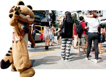 출처: <주간동아> 폭염에 고양이 탈 “알바 살려”