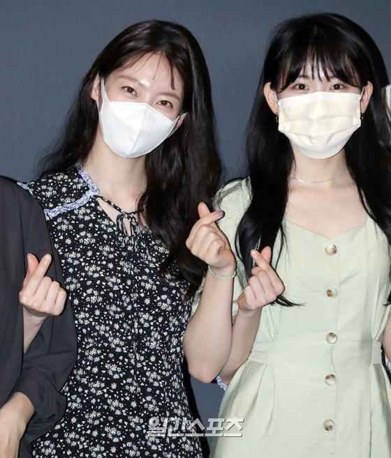 Actor Gong Seung-yeon and Daeun Jeong attended the stage greetings of the movie Alonesa people at CGV Shinchon Atreon in Sinchon-ro, Seodaemun-gu, Seoul on the afternoon of the 22nd.The movie Allonesa People (director Hong Seong-eun) is a story about our lonely one person, and it was performed by Gong Seung-yeon, Daeun Jin, and Seo Hyun-woo.It opened on the 19th and is being screened at national theaters.