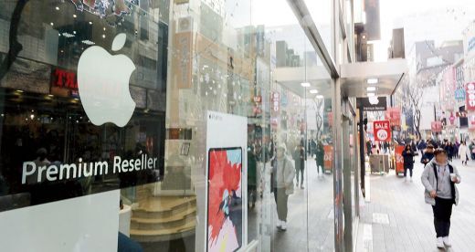 출처: 서울 시내의 한 애플기기 매장에 애플 간판이 보인다. /사진=뉴스1 이승배 기자