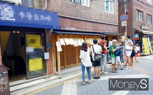 출처: 샤로수길 한 맛집에 길게 늘서선 대기 줄. /사진=김창성 기자