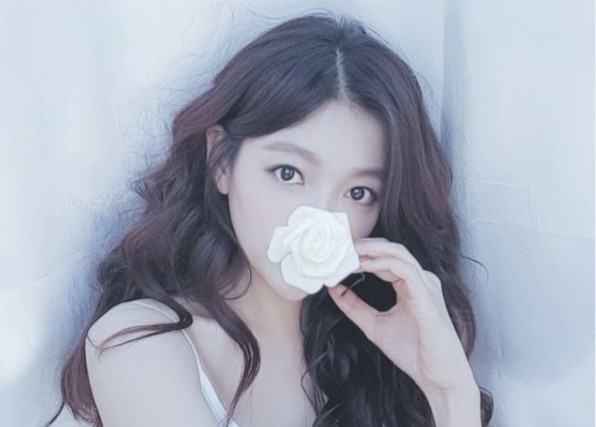 Actor Lee Chae-young has caught up with Eye-catching by revealing the recent appearance of lovely beautiful looks.Lee Chae-young posted a picture on his Instagram on the 22nd with an article entitled Rose, Mi and reported the recent situation.Lee Chae-young in the photo is posing with a white rose.Wave-like long-haired hairstyles and deer-like eyes blend together to capture Eye-catching with fairy tale princess-like visuals.Fans responded, It is more beautiful than princess, It is more beautiful than flowers.Meanwhile, Lee Chae-young met with fans through KBS2 drama Secret Man which ended in February.