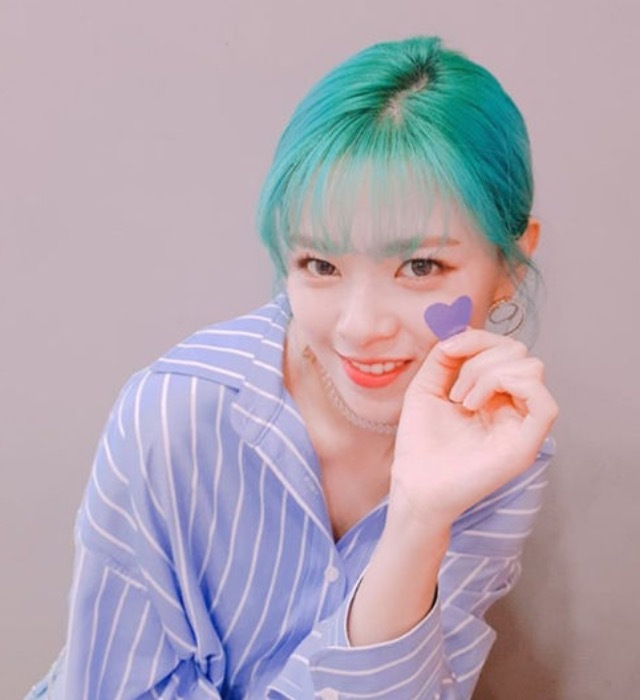 출처: 파랑 머리도 '완벽' 소화한 트와이스 정연