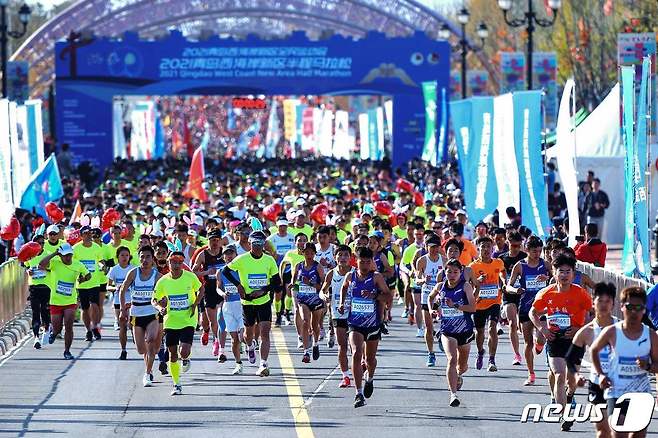 2021년 4월18일(현지시간) 중국 동부 산둥성 칭다오에서 열린 해안 하프 마라톤에서 참가자들이 뛰고 있다. © AFP=뉴스1 © News1 조소영 기자 (사진은 기사 내용과 무관함)
