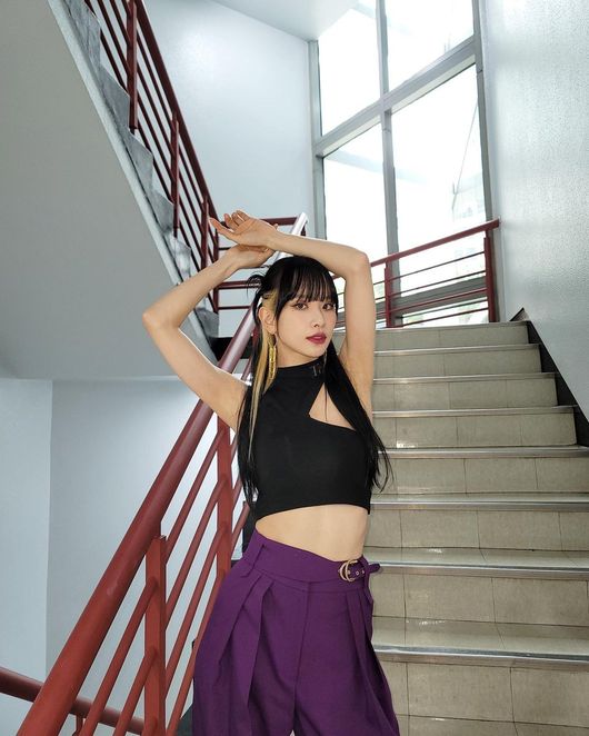 Girl group WJSNs second unit WJSN The Black member SEOLAs cool moment shook the hearts of friendships.WJSN SEOLA posted a picture and a picture of violet EASY on his Instagram on the 23rd.The photo shows SEOLA, which is taking time taking pictures in waiting rooms and corridors before the stage of popular songs broadcast on the day.SEOLA, wearing a black-colored tower with shoulders and stomachs exposed and purple-colored pants, showed a selfish proportion with a lean body and cool arms and legs.Especially, the look and pose that felt chic added the atmosphere.On the other hand, WJSN The Black continues EASY activities through various music broadcasts and various contents.