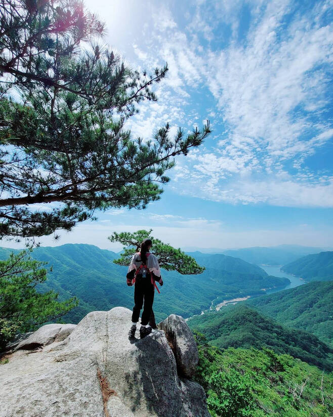 Actor Lee Si-young, a Climbing enthusiast, has climbed the Obongsan.Lee Si-young said on his 24th day, The mountain is so good. When you show such an unrealistic beautiful view, it is even more than just Baraman.Go to Gangwon-do Obongsan, which has such a beautiful lake. Ive been charging for a month. Now I have to work hard again.Fighting and posted several photos.In the photo, Lee Si-young posing at the top of Obongsan was shown. Lee Si-young is looking at the scenery on the rock.Lee Si-youngs thorough self-management stands out.Meanwhile, Actor Lee Si-young married Cho Seung-hyun, a restaurant businessman in 2017, and has a son.