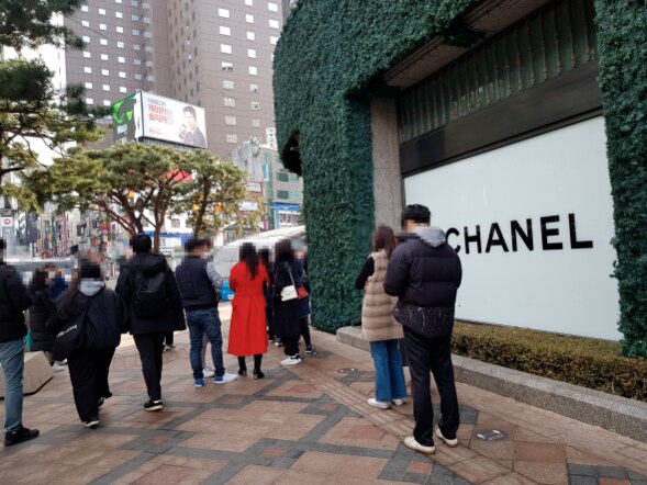 25일 오전 서울 중구 신세계백화점 본점. 샤넬 매장을 방문하려는 고객들이 길게 줄 서 있다.