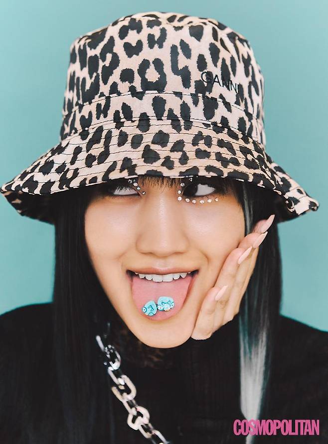 버킷 해트 11만원대 가니. 터틀넥, 체인 목걸이 모두 가격미정 지방시. 네일 팁 데싱디바.