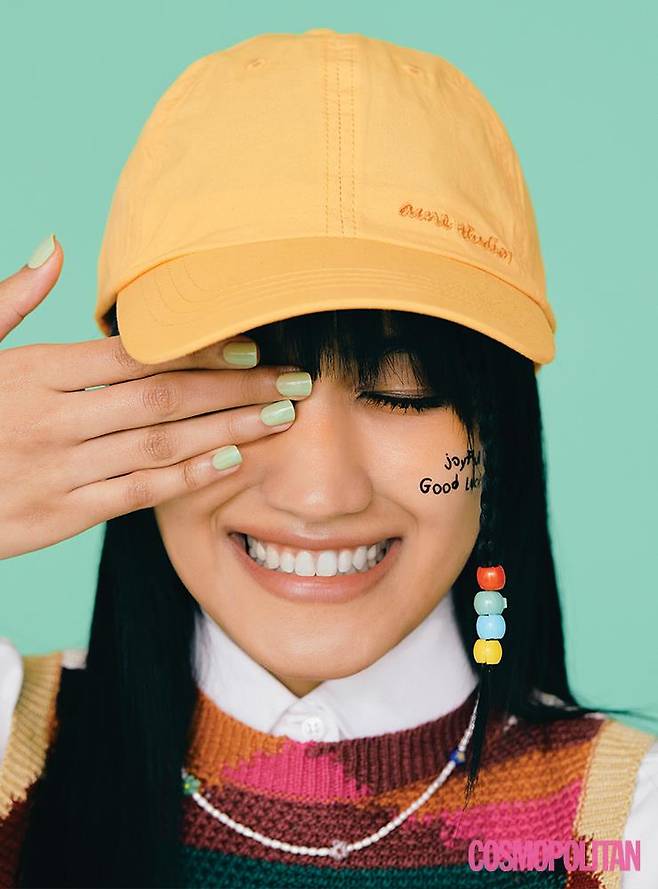 볼캡 17만원 아크네 스튜디오. 니트 베스트, 셔츠 블라우스 모두 가격미정 디올. 비즈 귀고리 8만4천원대, 비즈 목걸이 9만3천원 모두 젬마알루스. 헤어핀 헤어 스타일리스트 소장품. 네일 팁 데싱디바.