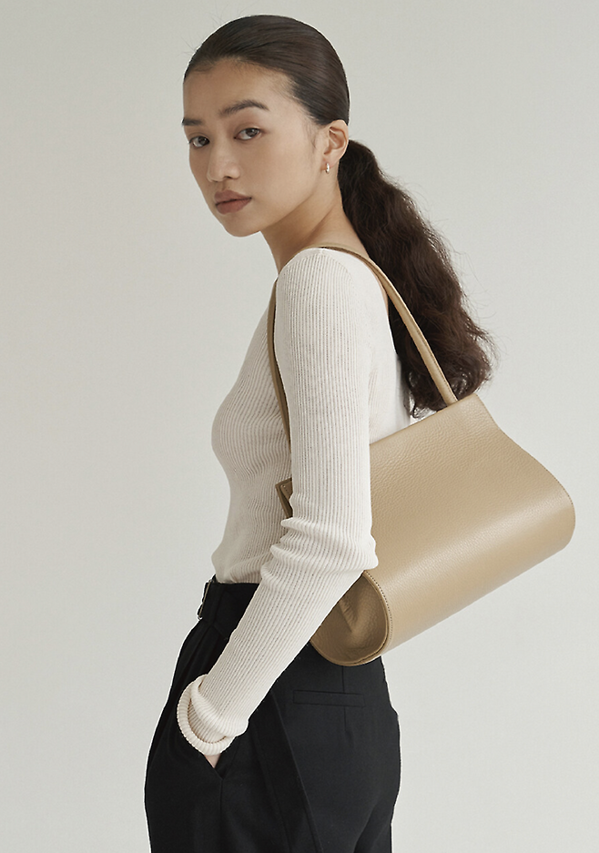 출처: 88 어트 Oval Bag (298,000원)