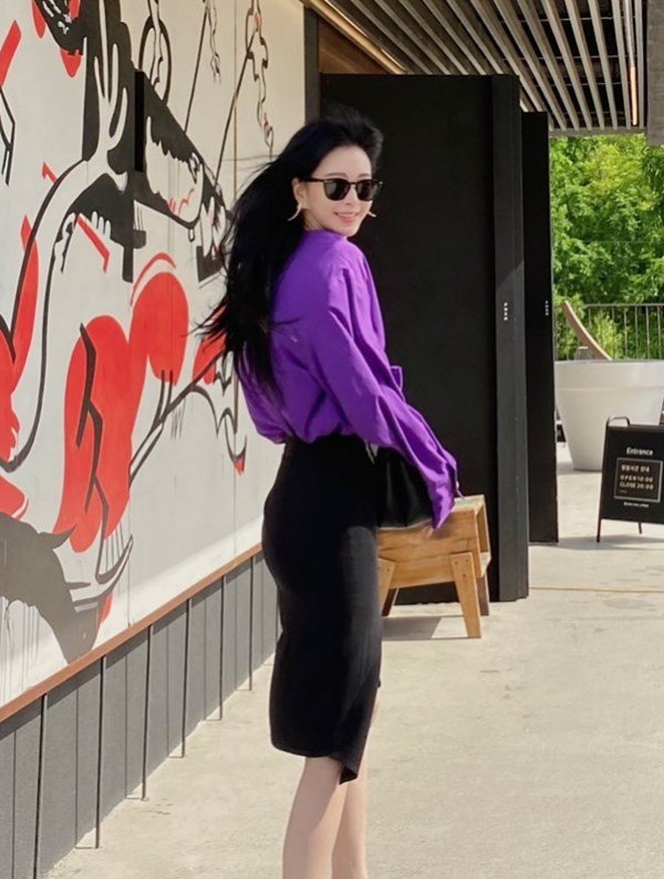 Han Ye-seul posted on his instagram on the 25th, The day of the wind, it is somehow healing.In the photo, Han Ye-seul showed off her beauty by revealing a slim body line by matching a purple blouse with a black H-line skirt.Especially, even though I wear sunglasses, the flower smile that penetrates it is lovely.Han Ye-seul, meanwhile, recently revealed his devotion through SNS and revealed his Boy Friend face; Boy friend is an actor Ryu Sung-jae, 10 years younger.However, the horizontality research institute has been controversial because it claims Han Ye-seuls Boy Friend is a Beasty Boys through YouTube.The movie Beastie Boys tells the story of a host who hosts customers at entertainment, as well as claiming that the so-called Burning Sun Actress is Han Ye-seul.Han Ye-seul complained of frustration through SNS live broadcasts. Han Ye-seul said, Career accumulated over 20 years, if image is hit, will you compensate for damage?I want to end with gossip, but why do you keep doing it to me? I am sorry for Boy friend.
