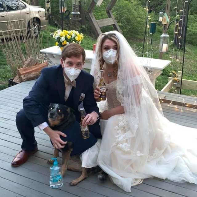 출처: https://www.thedodo.com/close-to-home/ohio-bride-uses-her-dogs-as-bridesmaids