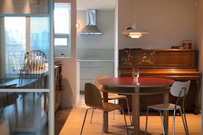 출처: <의자> 정보 보러가기 (▲ 이미지 클릭)