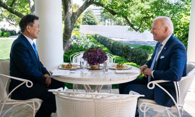 문재인 대통령이 최근 한·미 정상회담 차 방문한 미국 워싱턴 백악관에서 조 바이든 대통령(오른쪽)과 오찬을 겸한 단독회담을 하는 모습. 바이든 대통령 SNS 캡처