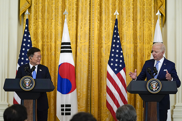 문재인 대통령과 조 바이든 미국 대통령이 21일 오후(현지시간) 백악관에서 정상회담 후 공동기자회견을 하고 있다.