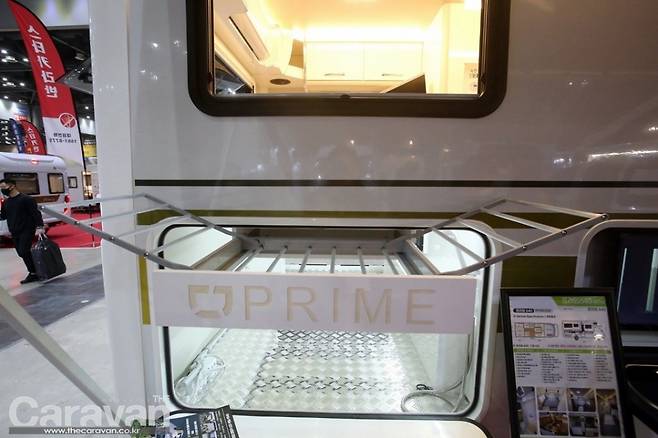 적재공간의 숨겨진 포인트, 슬라이딩 후 좌우로 펼치는 빨래건조대