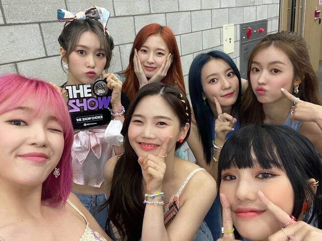 The group OH MY GIRL (OH MY GIRL) was honored to take the top spot on music broadcasts for two consecutive weeks.OH MY GIRL won the first show Choice with the new song DUN DUN DANCE on SBS MTV The Show broadcast on the 25th.OH MY GIRL, which ranked first for the second consecutive week after last week, is continuing its Down Walk of the Top Girl Group with two gold medals in music broadcasts.OH MY GIRL, who holds the top trophy, said, I love our Miracle (official fan club name) who has made it fun and happy.I am very grateful for always loving and believing. I will do my best to become an OH MY GIRL that can show a better picture, he added.OH MY GIRL, which released its title song DUN DANCE on the broadcast, gave a pleasant stage to make viewers laugh with their unique bright and lovely energy.The new song DUN DANCE was also strong in music video and video streaming rankings, starting with the top of major domestic music charts such as Genie, Bucks, and Flo.In addition, Melon Hits24 has been ranked gradually since its release, as well as being ranked with Nonstop and Dolphin released last year, proving OH MY GIRLs powerful sound source power once more.In addition, OH MY GIRL has recorded the highest sales volume since debut, exceeding 10 million views for the shortest period of Music Video, and achieving two gold medals in music broadcasting.Dear OHMYGIRL is an album that solves the story of seven members who have spent about six years together under the name of OH MY GIRL with lyrical sensitivity and colorful gaze of OH MY GIRL.The title song DUN DUN DANCE captures the essence of the OH MY GIRL table dance pop, which is bright, light, yet dim and sad.OH MY GIRL, which has reached its peak with its new song DUN DANCE, set new records in various fields such as sound recordings, music, and Solo Day, will continue its active activities.Photo: Double-UM Entertainment