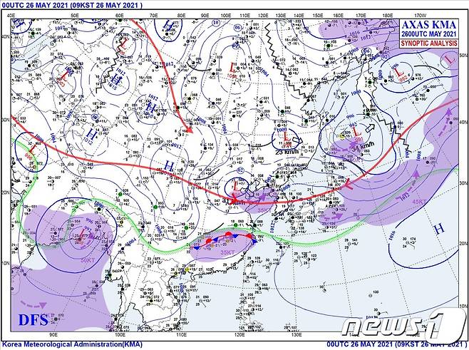 26일 장마마전선이 일본 남부 해안과 동중국해에 걸쳐져 있다. 빨간점과 파란점이 교차하고 있는 선이 장마전선, . (기상청 분석 일기도) © 뉴스1