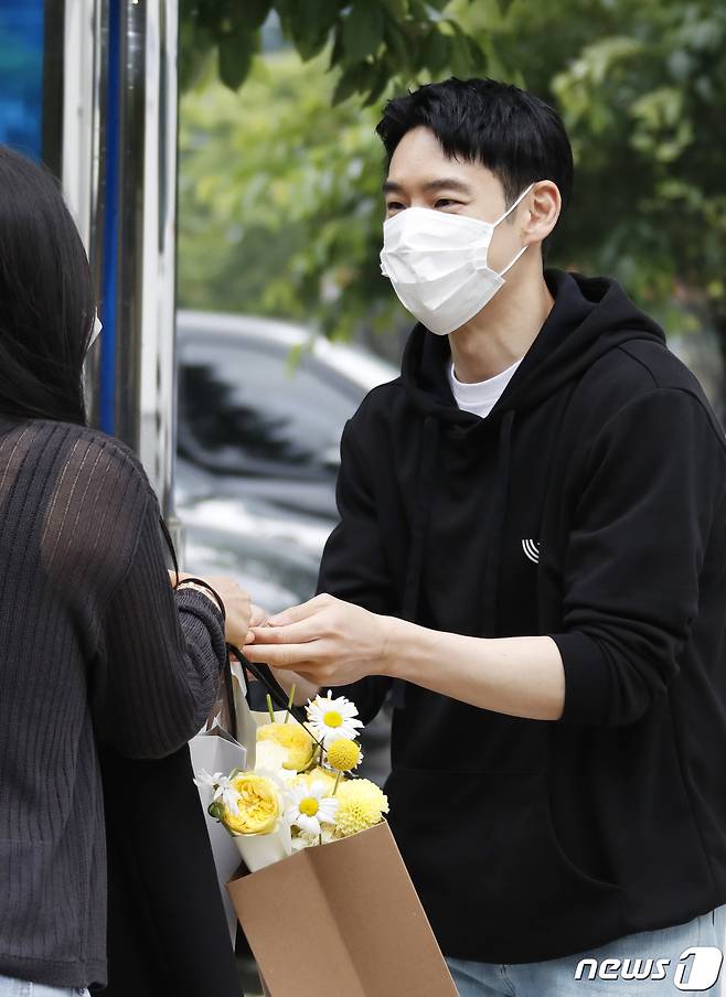 Seoul=) = Actor Lee Je-hoon enters the broadcasting station for SBS Radio Power FM Dooshi Escape Cult show held at SBS in Mokdong, Seoul Yangcheon District on the afternoon of the 27th and receives gifts from fans.2021.5.27
