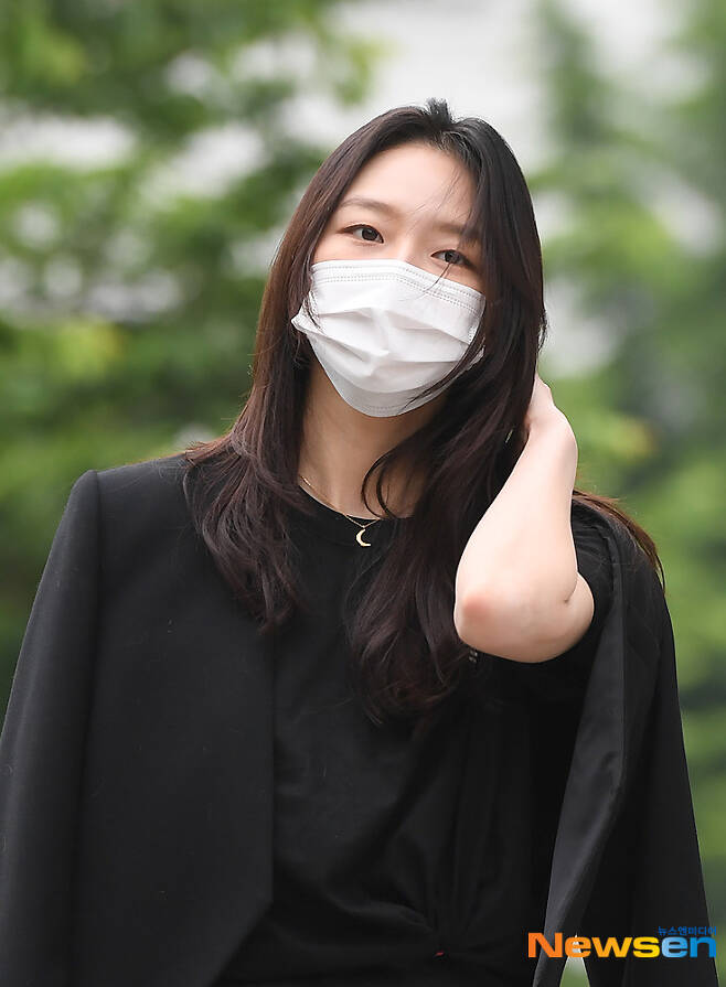 Actor Lee Esom is entering the SBS Mokdong office building in Yangcheon-gu, Seoul, on the afternoon of May 27th, with a schedule of SBS Power FMs Dooshi Escape Cult show.