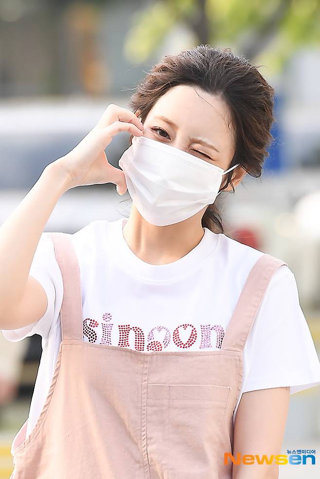 Girl group Lovelyz Yoo Ji-ae enters SBS Mokdong building in Yangcheon-gu, Seoul for the SBS Power FM Young Street schedule on the afternoon of May 27.