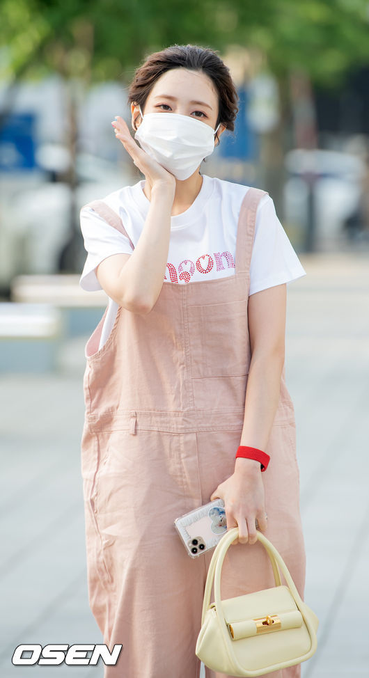 On the afternoon of the 27th, SBS Power FM Young Street broadcast was held in SBS Mokdong, Seoul Yangcheon District.Lovelyz Yoo Ji-ae, who plays a special DJ, poses for reporters on her way to work. 2021.05.27