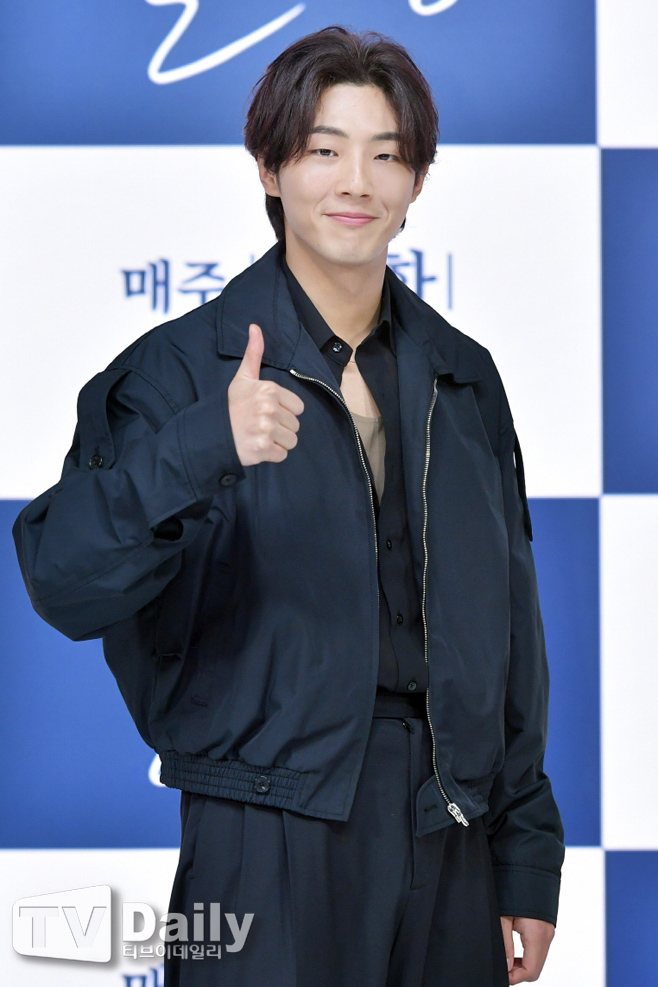 Keyeast Entertainment, a subsidiary company, has canceled its contract with actor JiSoo, who was virtually removed from the entertainment industry due to the controversy over school violence.The only thing left is the Lawsuit with Production Company Victorious Content of The Moon Rising River.Keyeast Entertainment said in an official position on the morning of the 27th, I will inform you that the exclusive contract with our actor JiSoo has been terminated.Keyeast Entertainment explained that the reason for the termination of the contract was because JiSoo decided that it was difficult to work now. He said, I respect the actors intention that does not want to harm my company anymore, and finally decided to terminate the contract under mutual agreement.We will do our best to solve the ongoing Lawsuit related to the Moon rising river until the end, he added.JiSoo was caught up in the school violence controversy on March 2.At that time, a netizen exposed JiSoos school violence, sexual harassment, and sexual assault through an online community.And two days later, JiSoo immediately admitted and apologized for all his sins through his Instagram: I sincerely apologize to those who have suffered from me.There is no excuse for any past misdeeds, these are unforgivable actions, he wrote.In addition, the KBS Viewer Rights Center has a petition asking for JiSoos KBS2 monthly drama The River to the Moon, and the next day, JiSoo finally got off at the River to the Moon in six times.But here was the problem.The River with the Moon was pre-produced and 90% of the shooting was completed, so I had to do all the shooting again in the situation where I left only the editing work.In particular, the additional cost of re-shooting was the biggest problem.Fortunately, most actors showed their willingness to re-shoot without additional costs, so they could lessen their concerns about the production cost. Nine Woo, who joined the new role of Ondal, also soon showed up in the Moon rising river and the drama resumed broadcasting without any hesitation.Nevertheless, additional costs such as Nines salary, labor costs, and rent were inevitable, and the departure of JiSoo had a big impact on advertising contracts.Victorious Contents, the Moon River, demanded damages, but the negotiations did not proceed smoothly.And eventually Production Company filed a claim for damages against Keyeast Entertainment on February 2.The Lawsuit has been in current progress for more than a month.Victorious Content said on the 26th, The first adjustment date was held on the 20th, but no one from Keyeast Entertainment attended.Even Keyeast Entertainment claimed in its preparatory letter submitted just before the date of the adjustment that it was not responsible for breach of contract.Keyeast Entertainment is distorting both facts that the school violence is not true, and is committing a second offense to actors, directors, writers and all staff who have suffered from re-shooting as well as our company. 