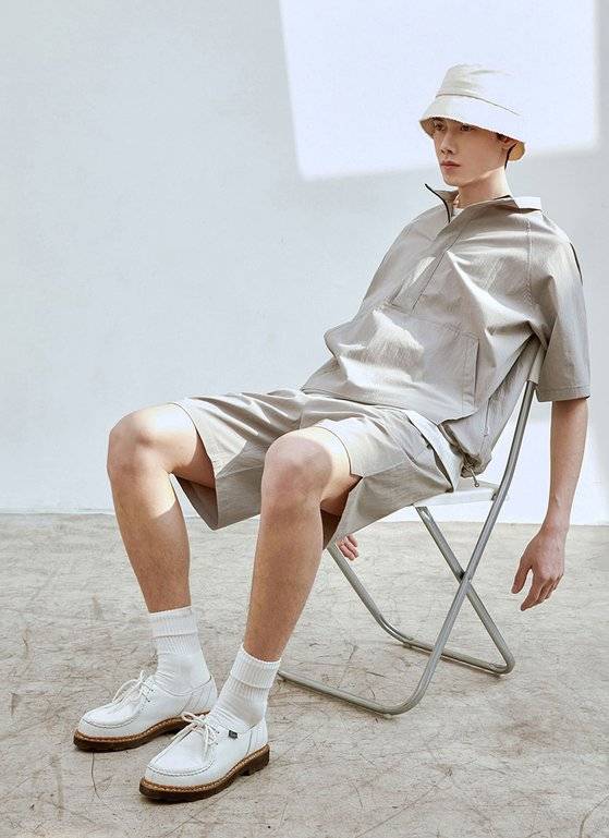 라퍼지 스토어의 오디너리 셋업은 자유로운 활동성을 보장하는 반소매 아노락과 숏 팬츠로 구성됐다. 사진 무신사