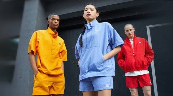 엄브로의 액티브 컬렉션에 포함된 클래식 셋업은 반팔 아노락과 클래식 웜업 재킷, 숏 팬츠로 구성됐다. 사진 무신사