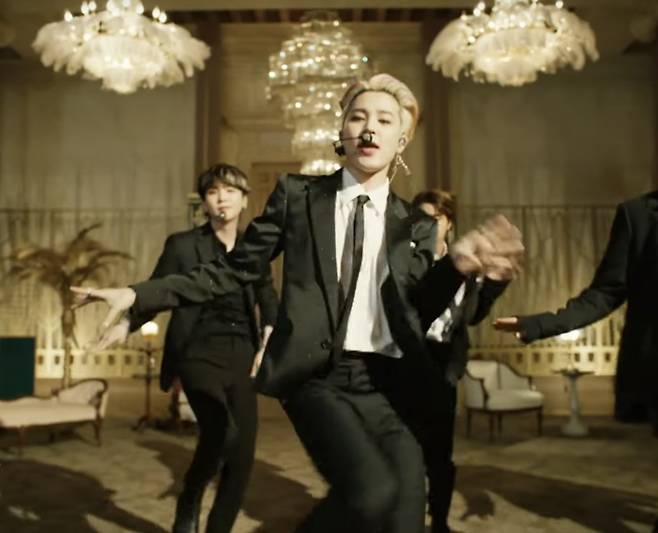 'JIMIN IT BOY' 방탄소년단 지민, 美콜베어쇼 전 세계 사로잡은 레인보우 섹시 카리스마..日유명인 랭킹 1위