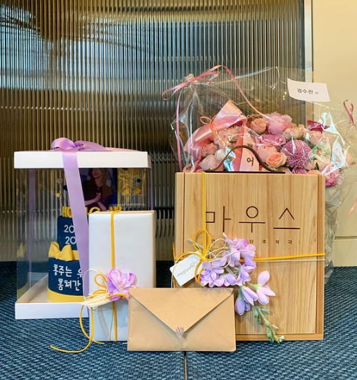 Actor Kyung Soo-jin expressed his gratitude for the Mouse team.Kyung Soo-jin posted photos and videos on his SNS on the 29th, along with an article entitled I am so impressed, I was looking at hand letter ..Inside the post, Mouse production team presented gifts such as flowers and cakes sent to Kyung Soo-jin.Kyung Soo-jin showed a joyful appearance by unboxing handmade gifts. I will repay you with a better look. Thank you.Meanwhile, Mouse is a full-fledged human hunter tracing drama depicting the end of confrontation with the most vicious Predator, called the top 1 percent of psychopaths, and the fate of the illegal criminal rubber teeth, who lost their parents to a young man and a local police officer, Jung Barm, and a childhood murderer.Mouse, who played Kyung Soo-jin as Hong-ju, ended on the 19th.a fairy tale that children and adults hear togetherstar behind photoℑat the same time as the latest issue