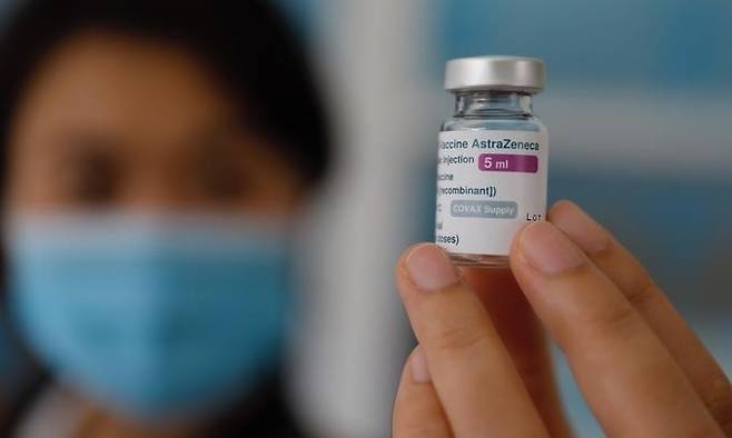 아스트라제네카 코로나19 백신을 들고 있는 베트남 의료진 [VN익스프레스 사이트 캡처. 재판매 및 DB 금지]