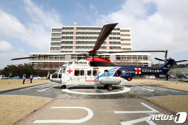 지난해 2월29일 수원시 아주대학교 병원에 닥터헬기가 착륙해 있는 모습. 2020.2.29/뉴스1 © News1 조태형 기자