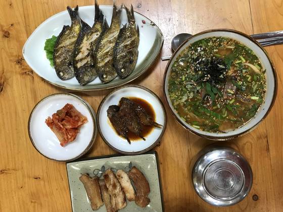 제주시 연동의 한 제주토속음식점에서 차려본 자리돔 밥상. 자리돔구이와 조림 그리고 자리물회로 이뤄졌다. 최충일 기자