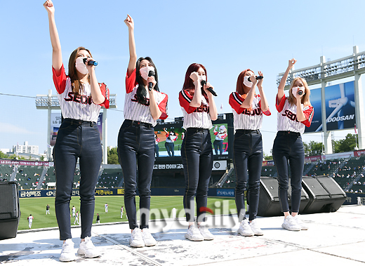 ITZY is cheering for the LG Twins and Kiwoom Heroes in the 2021 Shinhan Bank SOL KBO League held at Seoul Jamsil Baseball Stadium on the afternoon of the 30th.