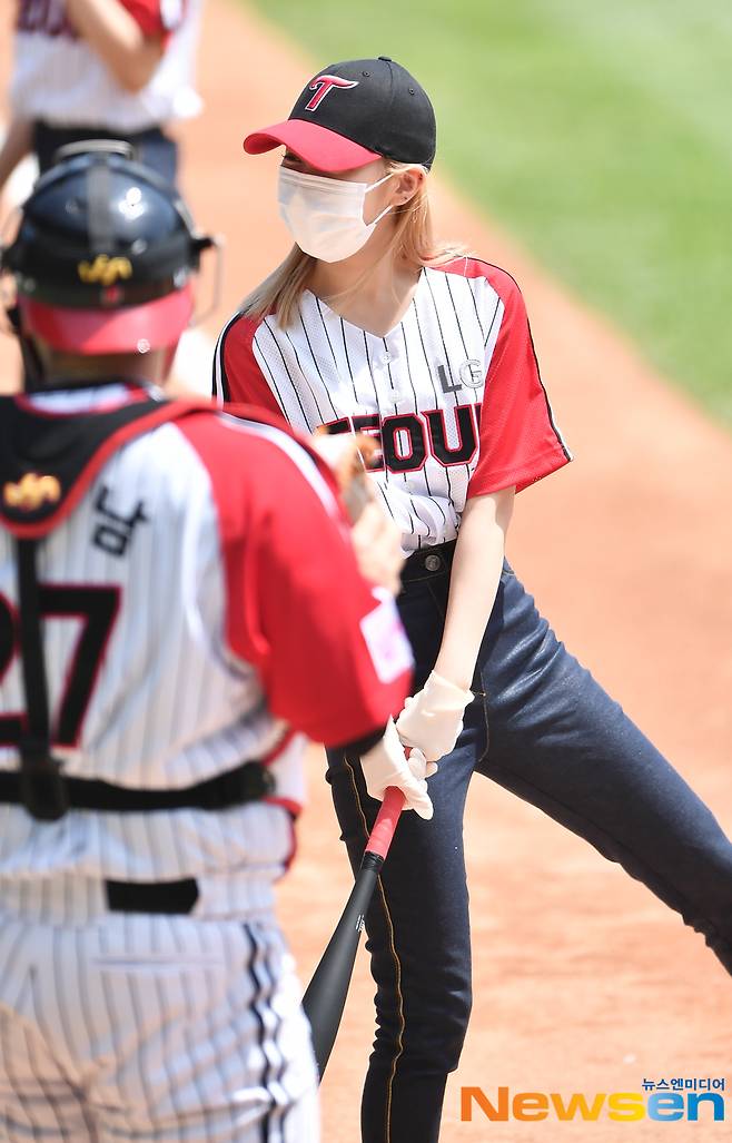 The LG Twins-Kium Heroes game of the 21 Shinhan Bank SOL KBO League was held at Jamsil Baseball Stadium in Songpa-gu, Seoul on the afternoon of May 30.Before the game, girl group ITZY (ITZY) Yuna played Club Universitario de Deportes by City Ryu Jin. After the end of the fifth round, ITZYs stage performance will be held.As a starting pitcher, LG has won five wins, and Suarez Kiwoom has won two wins in the season.