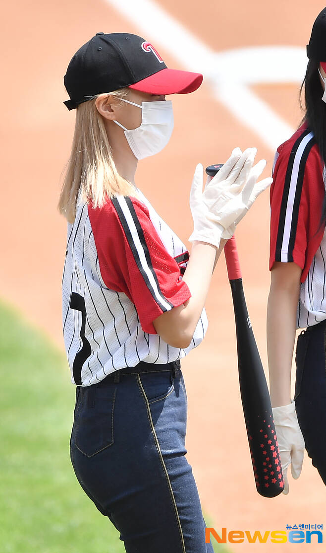 The LG Twins-Help Heroes game of the 2021 Shinhan Bank SOL KBO League was held at Jamsil Baseball Stadium in Songpa-gu, Seoul on the afternoon of May 30.Before the game, girl group ITZY (ITZY) Yunaga Citys Ryu Jin played a sitta. After the end of the fifth episode, ITZYs stage performance will also be held.As a starter, LG has won five wins, and Help has won two wins in the season.