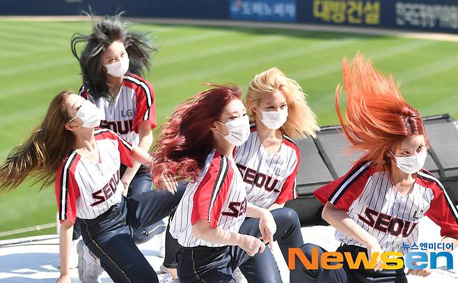 The LG Twins-Help Heroes game of the 21 Shinhan Bank SOL KBO League was held at Jamsil Baseball Stadium in Songpa-gu, Seoul on the afternoon of May 30.Before the game, the girl group ITZY (there is) Yuna played a sitta by Ryu Jin of Sigu. After the end of the fifth episode, ITZYs stage performance will also be held.As a starting pitcher, LG has won five wins, and Suarez Kiwoom has won two wins in the season.