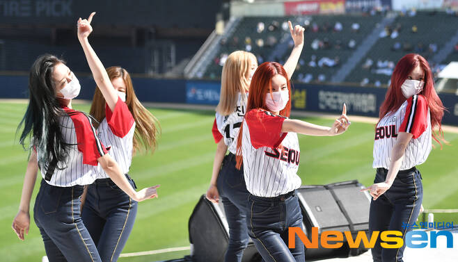 The LG Twins-Kium Heroes game of the 2021 Shinhan Bank SOL KBO League was held at Jamsil Park in Songpa-gu, Seoul on the afternoon of May 30.Before the game, the girl group ITZY Yunaga Shigu Ryujin played a sitta. After the end of the fifth episode, ITZYs stage performance was also held.As a starting pitcher, LG has won five wins, and Suarez Kiwoom has won two wins in the season.