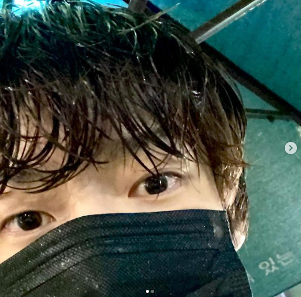 Seoul=) = Actor Ahn Jae-hyun was emotional as he watched the rain fall.Ahn Jae-hyun posted two photos on his instagram on the 31st with an article entitled Rain falls, The Rainbow will come up.In the photo, Ahn Jae-hyun is taking a picture with his eyes exposed in a mask, and his hair looks wet and wet eyes are attracting attention by emitting boyishness.In another photo, Ahn Jae-hyun took a shot of rain-soaked ground and his own feet.Meanwhile, Ahn Jae-hyun recently returned through the Teabing original entertainment Shin Seo Yugi Special Spring Camp.