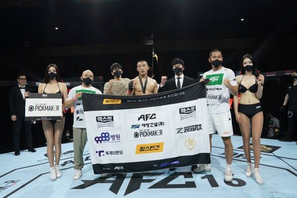 31일 오후 서울 신도림 테크노마트 특설케이지에서 열린 'AFC 16' 6경기 MMA 웰터급(-77.2kg) 타이틀매치에 출전해 안재영(31·팀마초)을 상대로 3라운드 끝에 심판 전원일치 판정승으로 타이틀을 차지한 고석현.