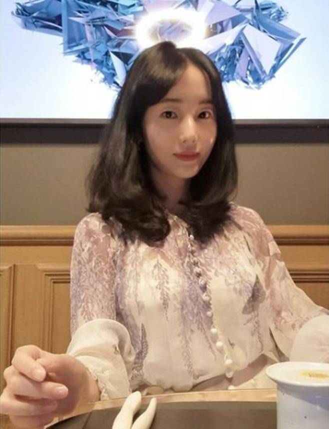 Actor Lee Jung-hyun flaunted her striking honey-skinned SkinsLee Jung-hyun posted a picture of her heart emoticons on her SNS on the 31st without comment.The photo shows Lee Jung-hyun in a relaxed pose and expression at a restaurant where he went to eat.Lee Jung-hyun showed off her elegant yet elegant look in a sky-high dress with a pair of black hair colours.Meanwhile Lee Jung-hyun marriages with an orthopedic specialist at University Hospital, who is three years younger in 2019.