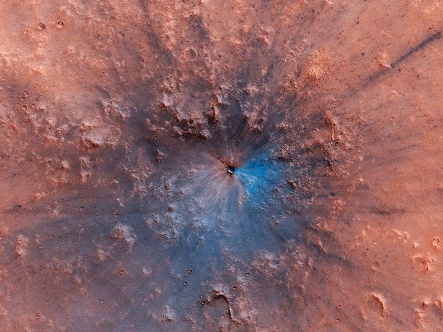 커다란 우주 암석이 붉은 행성인 화성 지표면에 부딪혀 멋진 우주 예술 작품을 남겼다. (사진=NASA/JPL/애리조나 대학)