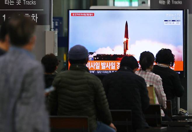 지난 3월 서울 수서역 대합실에서 시민들이 북한 탄도미사일 추정 발사체 발사 관련 뉴스를 시청하고 있다. 연합뉴스